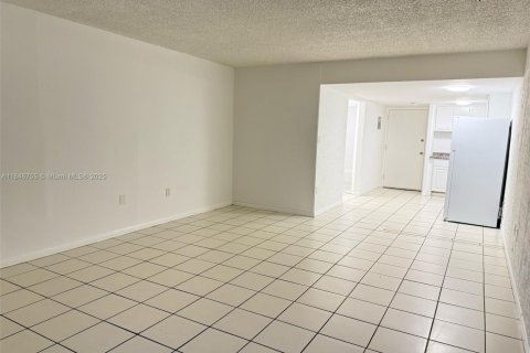 Villa ou maison à louer à Miami, Floride: 5017.28 m2 № 1846081 - photo 2