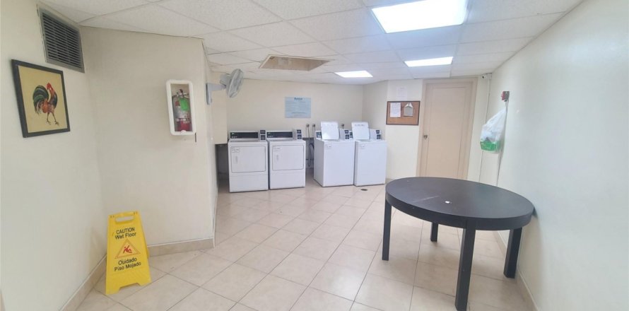 Condo in Lauderhill, Florida, 2 bedrooms № 1119074