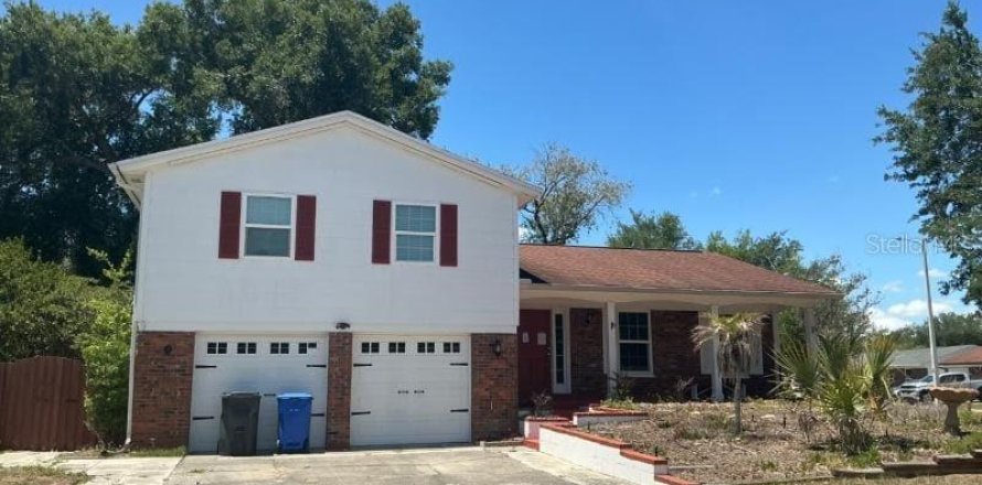 House in Brandon, Florida 3 bedrooms, 167.78 sq.m. № 2112379
