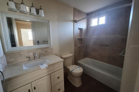 House in Brandon, Florida 3 bedrooms, 167.78 sq.m. № 2112379 - photo 7