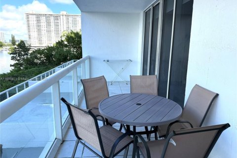 Condominio en alquiler en Sunny Isles Beach, Florida, 2 dormitorios, 121.7 m2 № 1932663 - foto 16