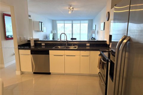 Condominio en alquiler en Sunny Isles Beach, Florida, 2 dormitorios, 121.7 m2 № 1932663 - foto 10
