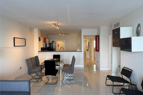 Condominio en alquiler en Sunny Isles Beach, Florida, 2 dormitorios, 121.7 m2 № 1932663 - foto 5