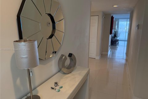 Condominio en alquiler en Sunny Isles Beach, Florida, 2 dormitorios, 121.7 m2 № 1932663 - foto 2