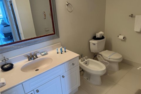 Condominio en alquiler en Sunny Isles Beach, Florida, 2 dormitorios, 121.7 m2 № 1932663 - foto 14