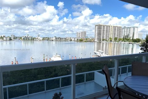 Condominio en alquiler en Sunny Isles Beach, Florida, 2 dormitorios, 121.7 m2 № 1932663 - foto 19