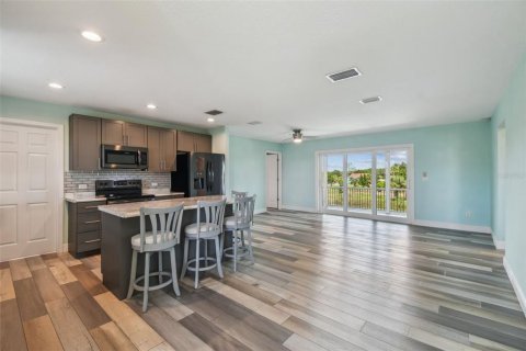 House in Hernando Beach, Florida 3 bedrooms, 111.85 sq.m. № 1841775 - photo 7