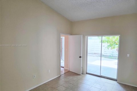 Villa ou maison à vendre à Miami, Floride: 2 chambres, 90.95 m2 № 2414490 - photo 10