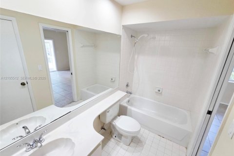 Villa ou maison à vendre à Miami, Floride: 2 chambres, 90.95 m2 № 2414490 - photo 11