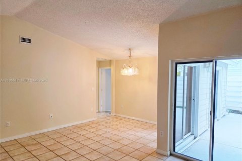 Villa ou maison à vendre à Miami, Floride: 2 chambres, 90.95 m2 № 2414490 - photo 4