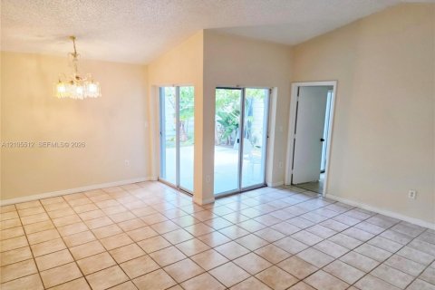 Villa ou maison à vendre à Miami, Floride: 2 chambres, 90.95 m2 № 2414490 - photo 6