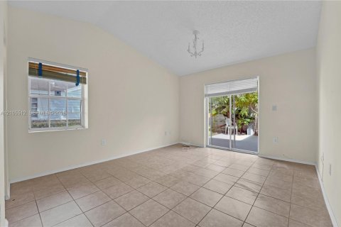 Villa ou maison à vendre à Miami, Floride: 2 chambres, 90.95 m2 № 2414490 - photo 15