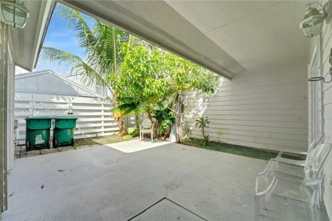 Villa ou maison à vendre à Miami, Floride: 2 chambres, 90.95 m2 № 2414490 - photo 17