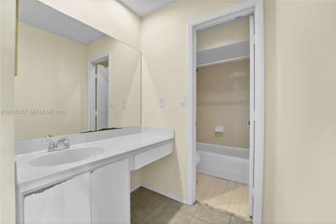 Villa ou maison à vendre à Miami, Floride: 2 chambres, 90.95 m2 № 2414490 - photo 13