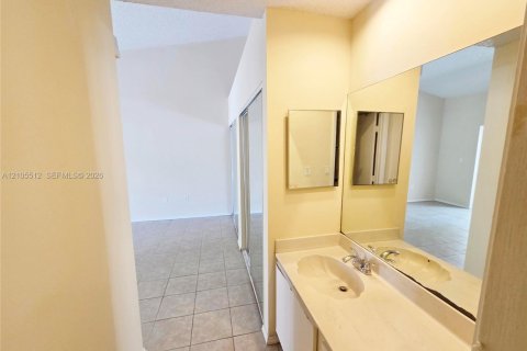 Villa ou maison à vendre à Miami, Floride: 2 chambres, 90.95 m2 № 2414490 - photo 9