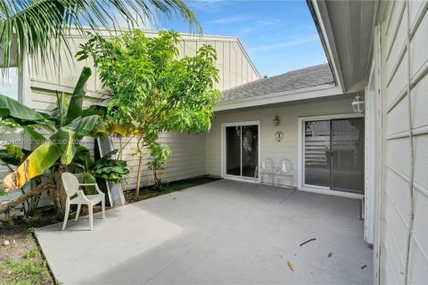 Villa ou maison à vendre à Miami, Floride: 2 chambres, 90.95 m2 № 2414490 - photo 18