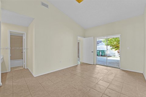 Villa ou maison à vendre à Miami, Floride: 2 chambres, 90.95 m2 № 2414490 - photo 12