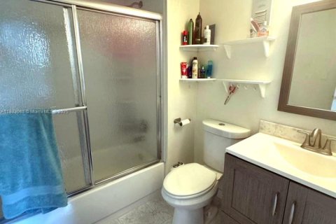 Condo in Fort Lauderdale, Florida, 2 bedrooms № 1930008 - photo 17