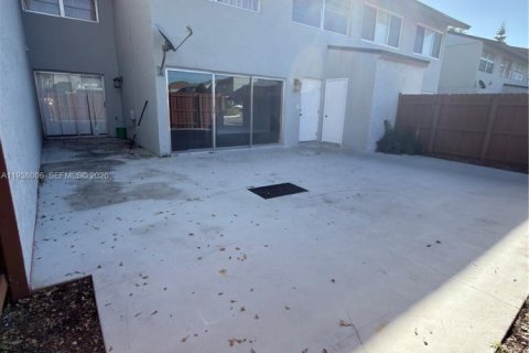 Townhouse in Miami, Florida 3 bedrooms, 171.87 sq.m. № 1998383 - photo 2