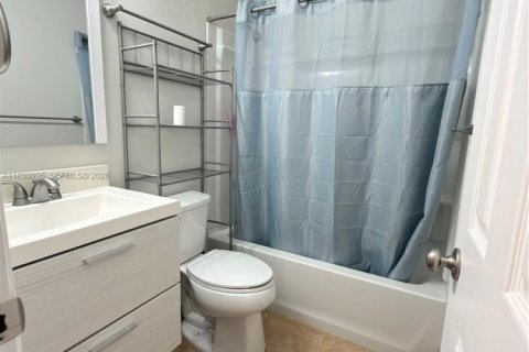 Townhouse in Miami, Florida 3 bedrooms, 171.87 sq.m. № 1998383 - photo 16