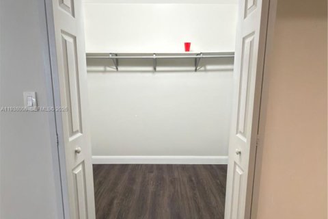 Townhouse in Miami, Florida 3 bedrooms, 171.87 sq.m. № 1998383 - photo 12