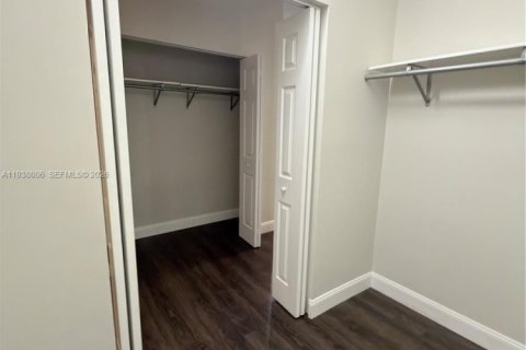 Townhouse in Miami, Florida 3 bedrooms, 171.87 sq.m. № 1998383 - photo 13