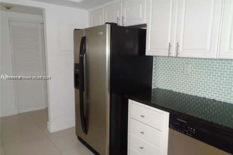Condo in Sunny Isles Beach, Florida, 1 bedroom № 1890321 - photo 5