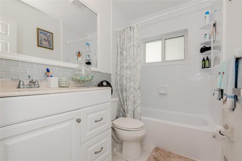 Купить виллу или дом в Тамарак, Флорида 2 спальни, 116.78м2, № 2413067 - фото 18
