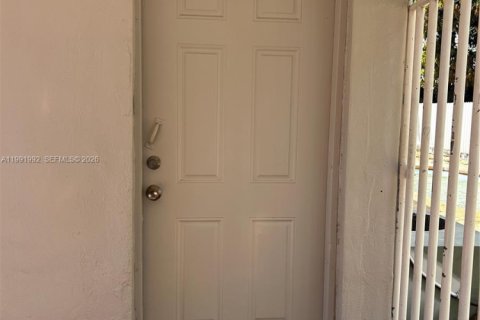 Propiedad comercial en Miami, Florida 1 dormitorio, 178.65 m2 № 2052556