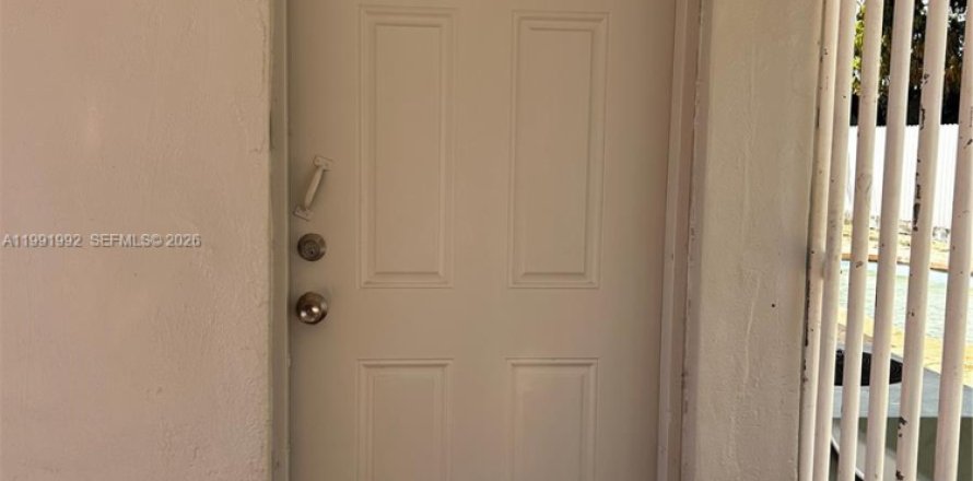 Propiedad comercial en Miami, Florida 1 dormitorio, 178.65 m2 № 2052556