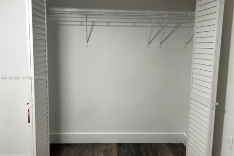 Propiedad comercial en alquiler en Miami, Florida, 1 dormitorio, 178.65 m2 № 2052556 - foto 16