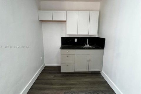 Propiedad comercial en alquiler en Miami, Florida, 1 dormitorio, 178.65 m2 № 2052556 - foto 8