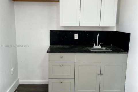 Propiedad comercial en alquiler en Miami, Florida, 1 dormitorio, 178.65 m2 № 2052556 - foto 7