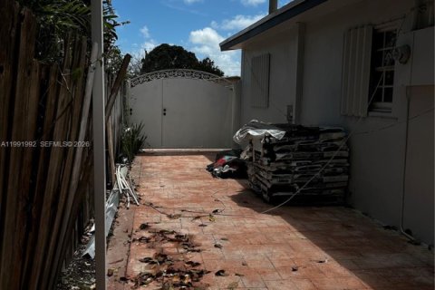 Propiedad comercial en alquiler en Miami, Florida, 1 dormitorio, 178.65 m2 № 2052556 - foto 4