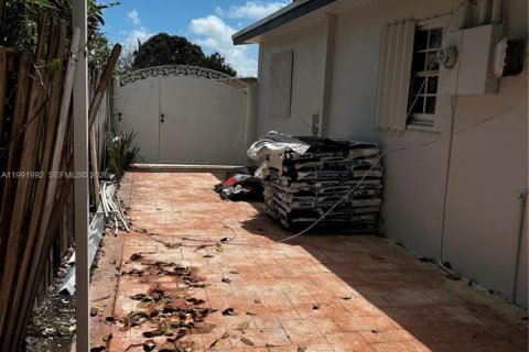 Propiedad comercial en alquiler en Miami, Florida, 1 dormitorio, 178.65 m2 № 2052556 - foto 2