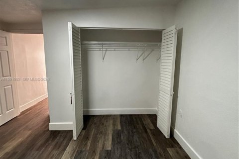 Propiedad comercial en alquiler en Miami, Florida, 1 dormitorio, 178.65 m2 № 2052556 - foto 17