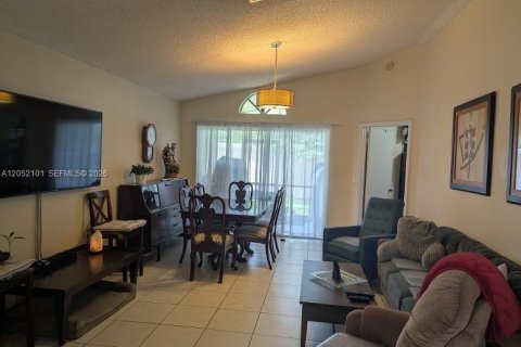 Casa en venta en Sunrise, Florida, 2 dormitorios, 110.09 m2 № 2260709 - foto 3