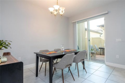 Adosado en venta en Winter Garden, Florida, 3 dormitorios, 166.2 m2 № 2120928 - foto 2