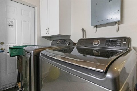 Casa en venta en Miami, Florida, 3 dormitorios, 193.61 m2 № 1890047 - foto 30