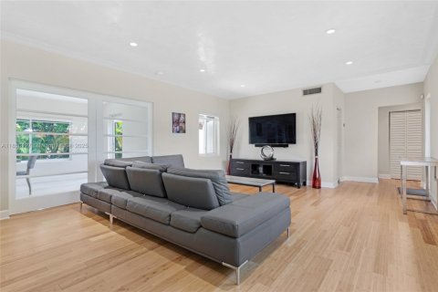 Casa en venta en Miami, Florida, 3 dormitorios, 193.61 m2 № 1890047 - foto 11