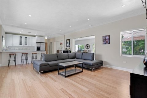 Casa en venta en Miami, Florida, 3 dormitorios, 193.61 m2 № 1890047 - foto 2