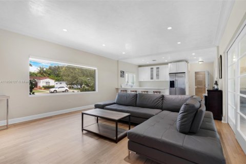 Casa en venta en Miami, Florida, 3 dormitorios, 193.61 m2 № 1890047 - foto 12