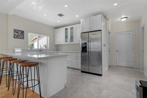 Casa en venta en Miami, Florida, 3 dormitorios, 193.61 m2 № 1890047 - foto 4