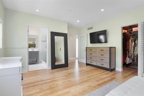 Casa en venta en Miami, Florida, 3 dormitorios, 193.61 m2 № 1890047 - foto 17