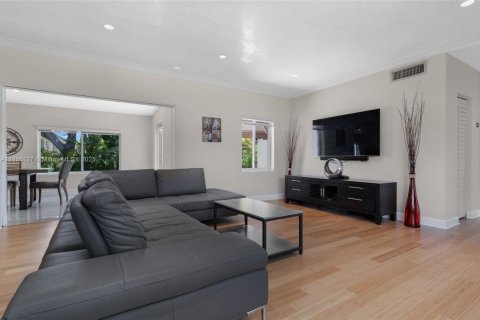 Casa en venta en Miami, Florida, 3 dormitorios, 193.61 m2 № 1890047 - foto 14