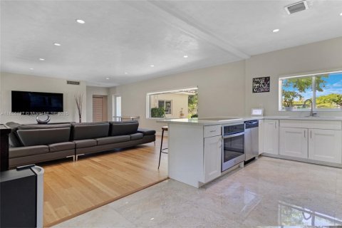 Casa en venta en Miami, Florida, 3 dormitorios, 193.61 m2 № 1890047 - foto 5