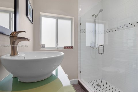 Casa en venta en Miami, Florida, 3 dormitorios, 193.61 m2 № 1890047 - foto 24