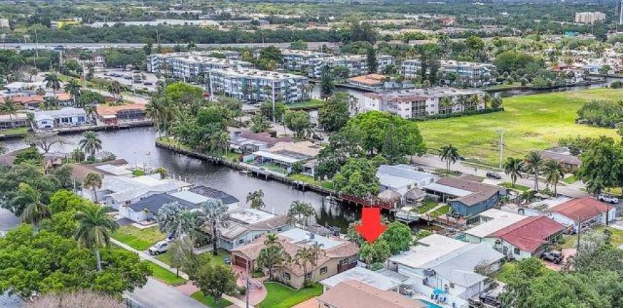 House in Hollywood, Florida 3 bedrooms, 132.94 sq.m. № 1163178