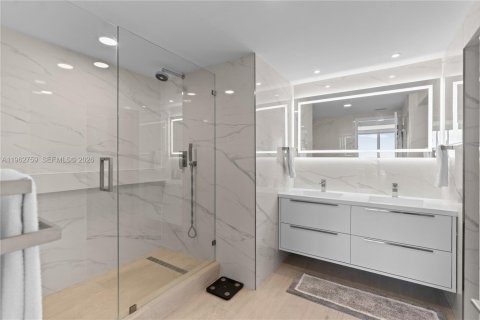 Condo in Miami, Florida, 2 bedrooms  № 2053037 - photo 16