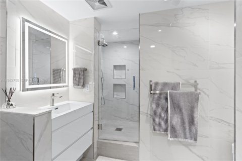 Condo in Miami, Florida, 2 bedrooms  № 2053037 - photo 26